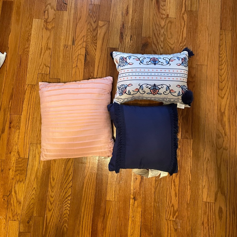 Set of 3 throw pillows. SOLD!!!